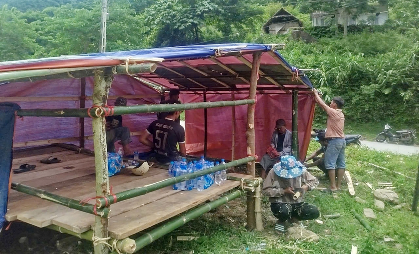 Xã Nhôn Mai đang bị cô lập hoàn toàn, nỗ lực dựng nhà tạm giúp dân - Ảnh 4.
