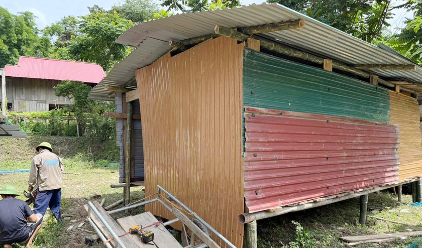 Xã Nhôn Mai đang bị cô lập hoàn toàn, nỗ lực dựng nhà tạm giúp dân - Ảnh 5.