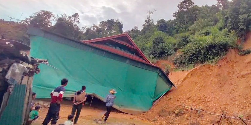 Mưa lũ ở biên giới Nghệ An, ô tô mắc kẹt, nhà dân di dời - Ảnh 6.