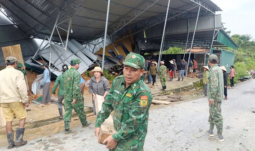 Mưa lũ ở biên giới Nghệ An, ô tô mắc kẹt, nhà dân di dời - Ảnh 8.