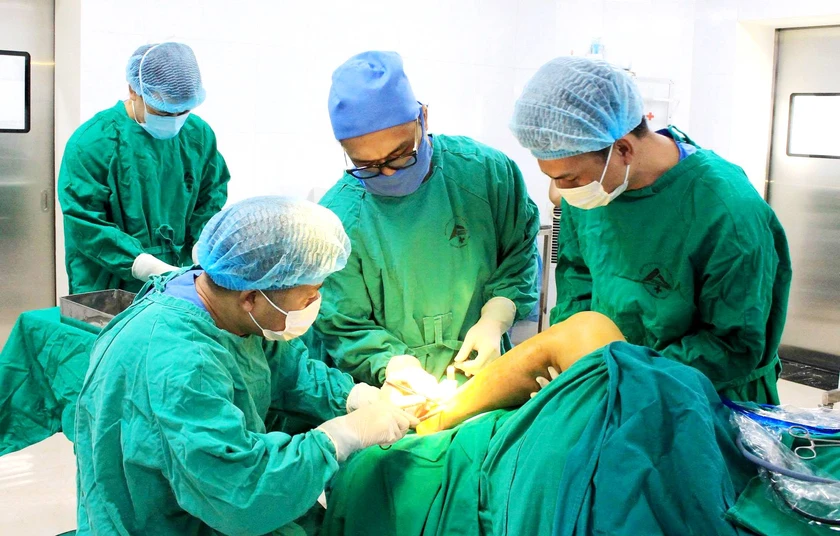 Bệnh viện đa khoa số 2 Lào Cai tái tạo 3 dây chằng khớp gối cho bệnh nhân không bị tàn phế - Ảnh 2.