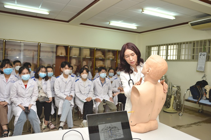 Tuyển sinh 2025: Trường Đại học Khoa học Sức khỏe cộng điểm cho thí sinh có chứng chỉ IELTS hoặc SAT - Ảnh 1.
