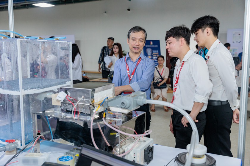 13 cơ sở giáo dục đại học được chọn dẫn dắt các trung tâm đào tạo xuất sắc và tài năng về công nghệ 4.0 - Ảnh 1.