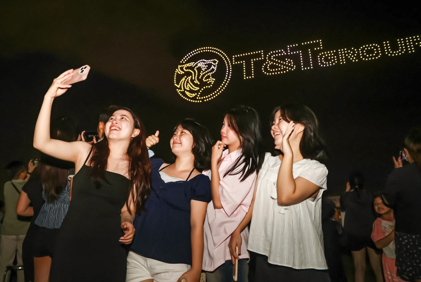 Kỳ ảo màn trình diễn ánh sáng – công nghệ tại đại nhạc hội trên Thành phố Thiên niên kỷ T&T City Millennia - Ảnh 8.