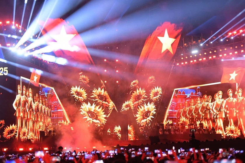 Khoảng 5 vạn người dân rộn ràng với concert quốc gia "Tổ quốc trong tim" - Ảnh 3.