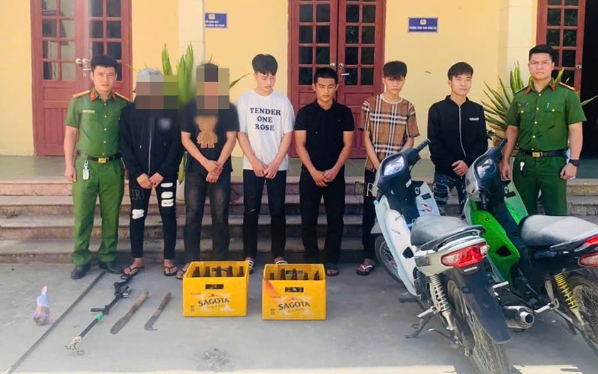 Bắt 6 thanh thiếu niên chạy xe mang hung khí, ném vỏ chai bia vào nhà dân - Ảnh 1.