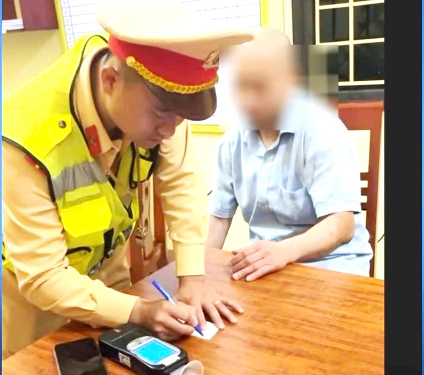 Vụ xe ô tô đâm vào đám đông trẻ em: Tài xế là cán bộ xã, khi lùi xe có nồng độ cồn trong người - Ảnh 1.
