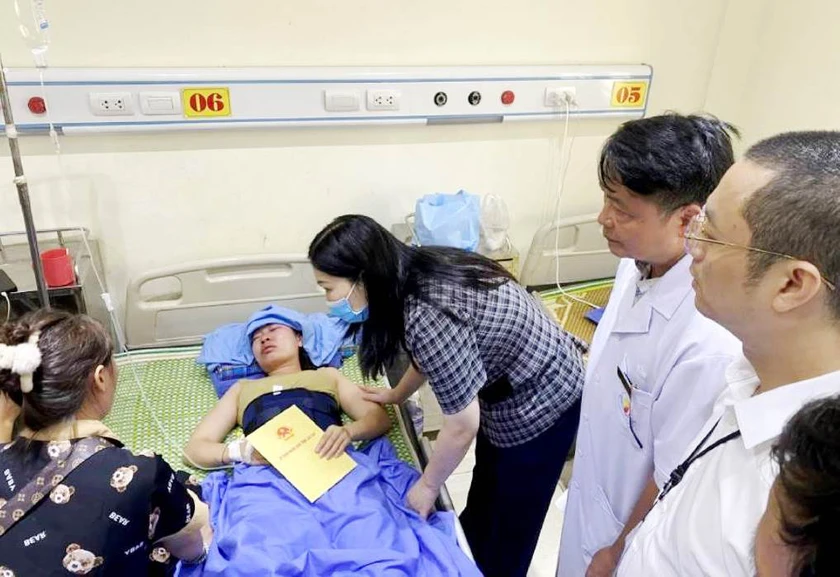 Hỗ trợ gia đình các nạn nhân vụ cán bộ xã lùi ô tô vào đám đông khiến 12 người thương vong - Ảnh 1.