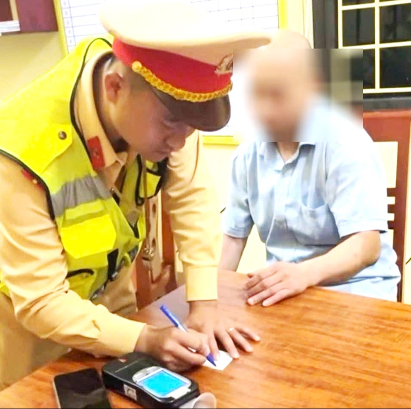Tỉnh ủy Lào Cai yêu cầu kỷ luật Đảng, xử lý nghiêm Phó Bí thư xã uống rượu lái xe khiến 12 người thương vong - Ảnh 1.