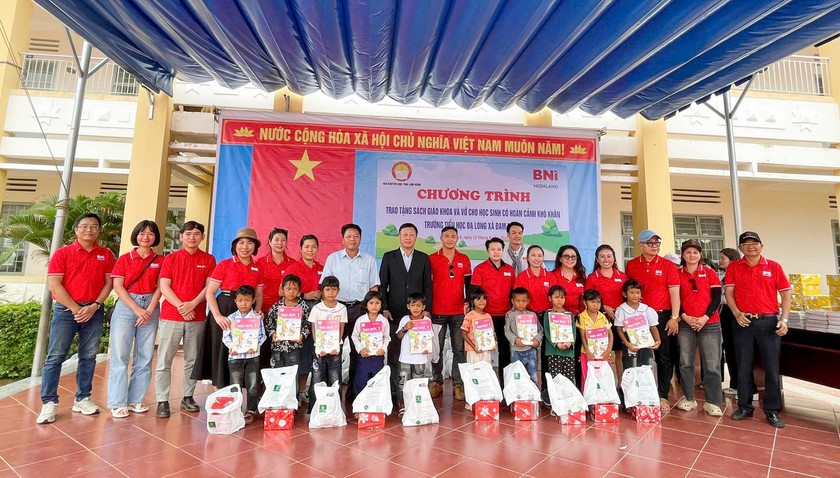 Lâm Đồng: Trao tặng đồ dùng học tập cho học sinh vùng sâu, vùng xa, vùng đồng bào dân tộc thiểu số  - Ảnh 1.