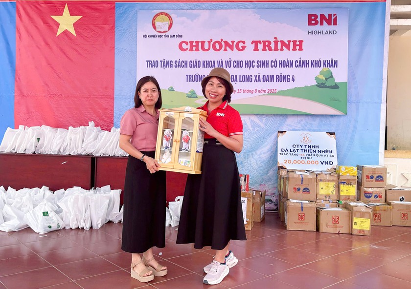 Lâm Đồng: Trao tặng đồ dùng học tập cho học sinh vùng sâu, vùng xa, vùng đồng bào dân tộc thiểu số  - Ảnh 2.