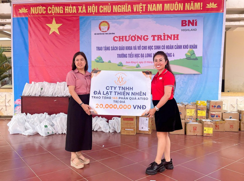 Lâm Đồng: Trao tặng đồ dùng học tập cho học sinh vùng sâu, vùng xa, vùng đồng bào dân tộc thiểu số  - Ảnh 3.