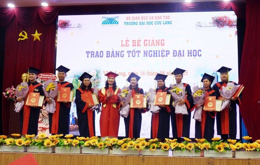 Trường Đại học Cửu Long trao bằng tốt nghiệp đại học cho 584 tân cử nhân hệ từ xa  - Ảnh 1.
