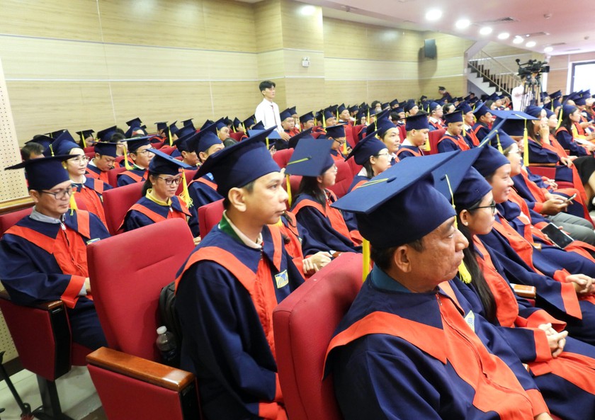 Trường Đại học Cửu Long trao bằng tốt nghiệp đại học cho 584 tân cử nhân hệ từ xa  - Ảnh 3.