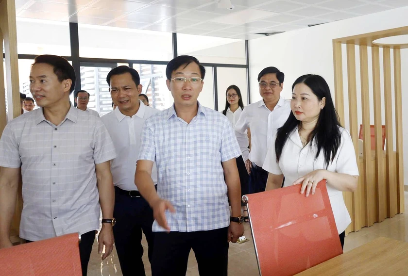 Lãnh đạo tỉnh Lào Cai kiểm tra trường lớp chuẩn bị khai giảng năm học mới  - Ảnh 1.
