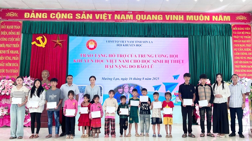 Trao quà, học bổng "Cùng em đến trường” cho học sinh vùng lũ Mường Lạn, Púng Bánh (Sơn La) - Ảnh 1.