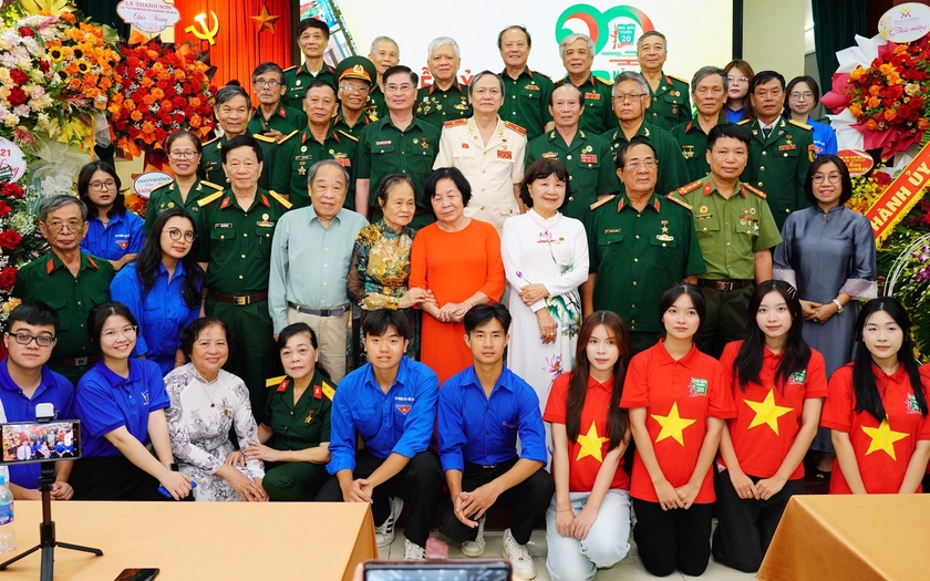 Đại tá Đặng Vương Hưng và hành trình "Mãi mãi tuổi 20" - Ảnh 3.