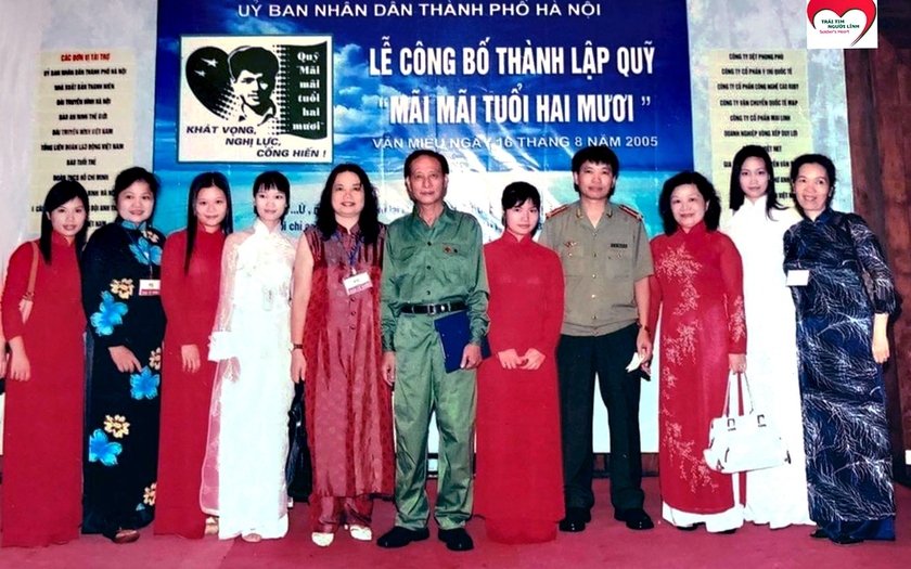 Đại tá Đặng Vương Hưng và hành trình "Mãi mãi tuổi 20" - Ảnh 2.