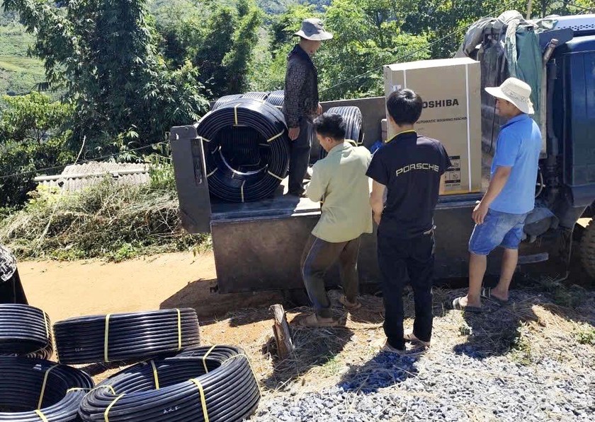 Công an Lào Cai mang nước sạch đến với 70 trẻ em ở điểm trường vùng cao Chống Chùa - Ảnh 2.