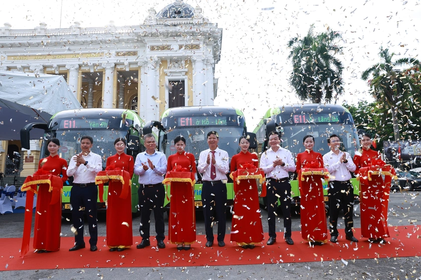 VinBus khai trương tuyến buýt điện miễn phí E11 phục vụ người dân tham quan các điểm du lịch nổi tiếng của Thủ đô - Ảnh 1.