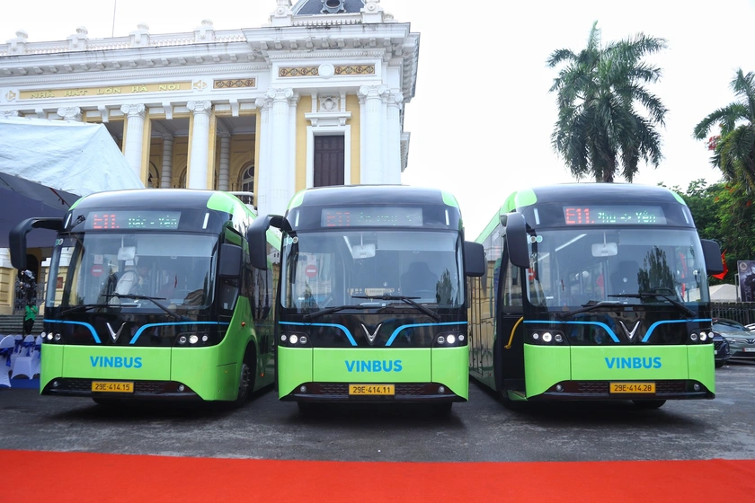 VinBus khai trương tuyến buýt điện miễn phí E11 phục vụ người dân tham quan các điểm du lịch nổi tiếng của Thủ đô - Ảnh 2.