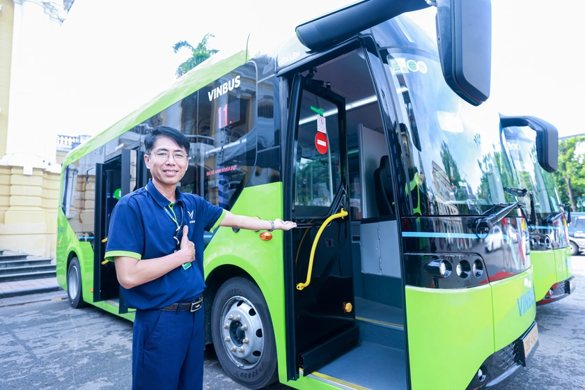 VinBus khai trương tuyến buýt điện miễn phí E11 phục vụ người dân tham quan các điểm du lịch nổi tiếng của Thủ đô - Ảnh 3.