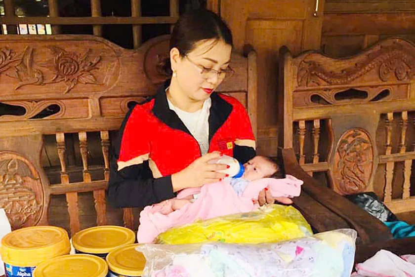 Cô giáo kêu gọi xin một ngôi nhà tạm giúp bà cháu mồ côi sau lũ - Ảnh 2.