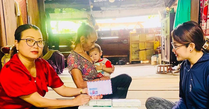 Cô giáo kêu gọi xin một ngôi nhà tạm giúp bà cháu mồ côi sau lũ - Ảnh 4.