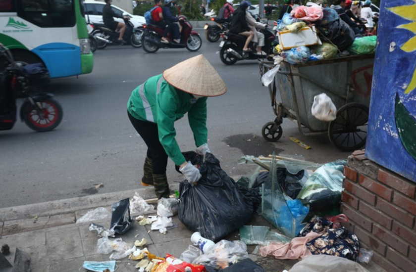 Hà Nội đề xuất tăng giá thu gom rác gấp 7 lần mức hiện tại - Ảnh 1.