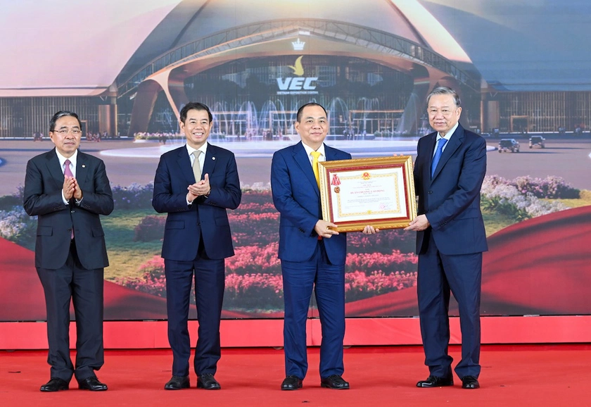 Vingroup nhận Huân chương lao động hạng Nhất vì thành tích đặc biệt xuất sắc tại Trung tâm Hội chợ Triển lãm Quốc gia - Ảnh 1.