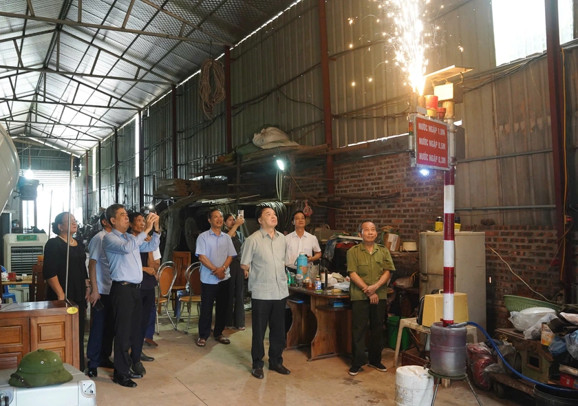 Đoàn công tác Giải thưởng Nhân tài Đất Việt 2025 khảo sát công trình cảnh báo lũ tại Bắc Ninh - Ảnh 4.