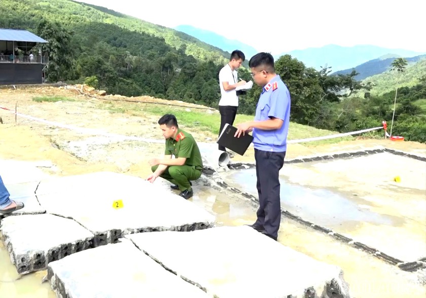 Sập đổ hoàn toàn bể xây nuôi cá làm 2 mẹ con tử vong ở Lào Cai - Ảnh 1.