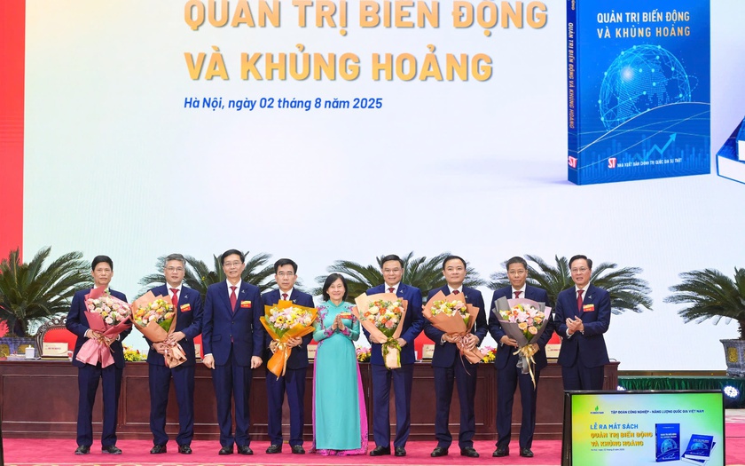 Các đồng chí trong Đoàn Chủ tịch Đại hội tặng hoa chúc mừng TS. Lê Mạnh Hùng và tập thể các tác giả. Các đồng chí trong Đoàn Chủ tịch Đại hội tặng hoa chúc mừng TS. Lê Mạnh Hùng và tập thể các tác giả.