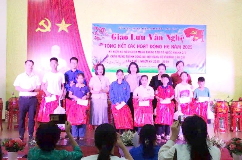 Trao quà tổng kết hè cho học sinh vượt khó vào năm học mới - Ảnh 1.