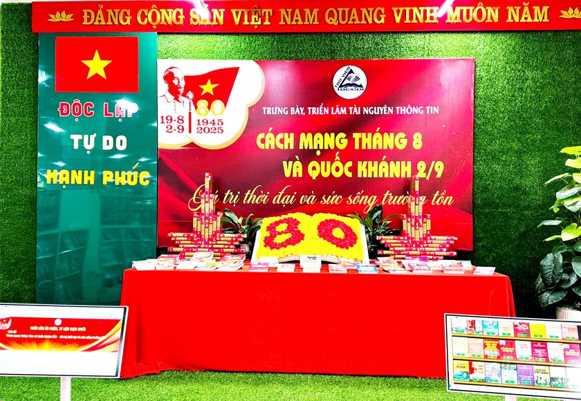 Thư viện Lào Cai trưng bày 250 sách, tư liệu về Bác Hồ, Cách mạng tháng Tám và Quốc khánh 2/9 - Ảnh 1.