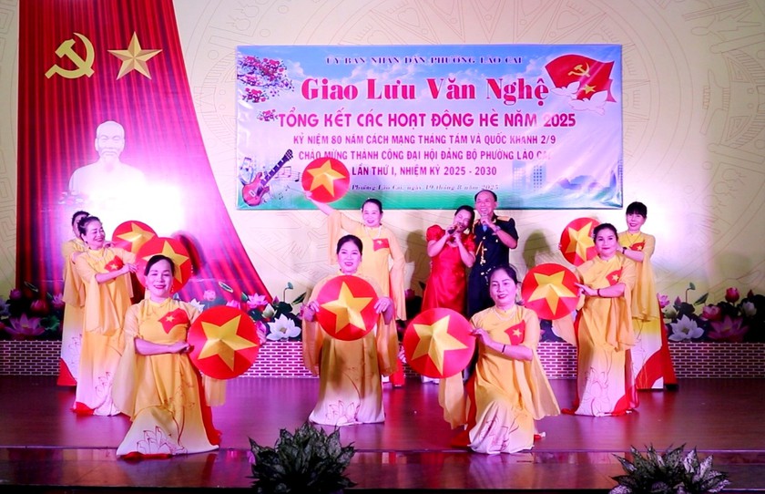 Trao quà tổng kết hè cho học sinh vượt khó vào năm học mới - Ảnh 2.