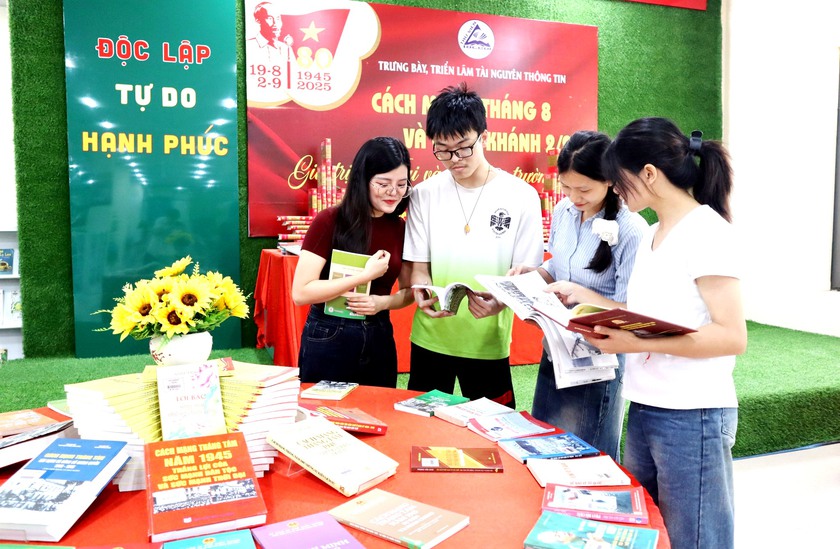 Thư viện Lào Cai trưng bày 250 sách, tư liệu về Bác Hồ, Cách mạng tháng Tám và Quốc khánh 2/9 - Ảnh 7.