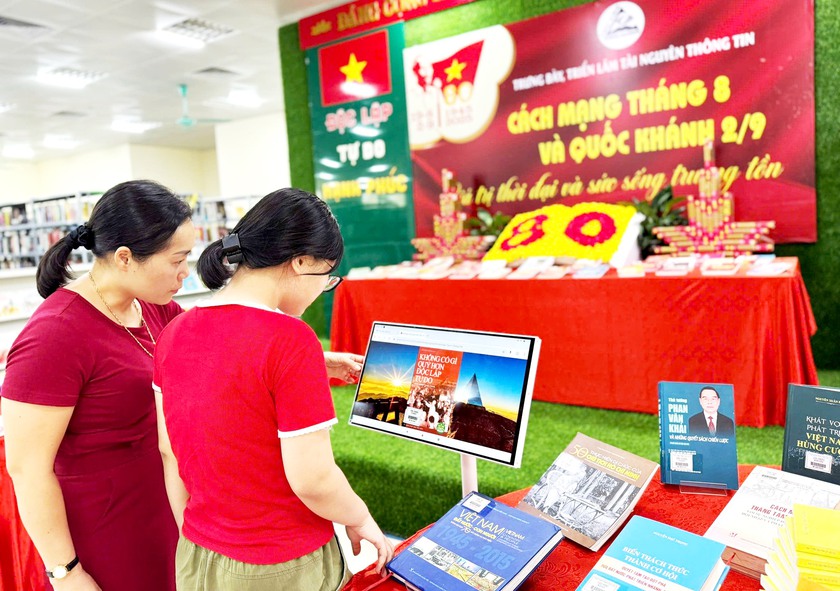 Thư viện Lào Cai trưng bày 250 sách, tư liệu về Bác Hồ, Cách mạng tháng Tám và Quốc khánh 2/9 - Ảnh 5.