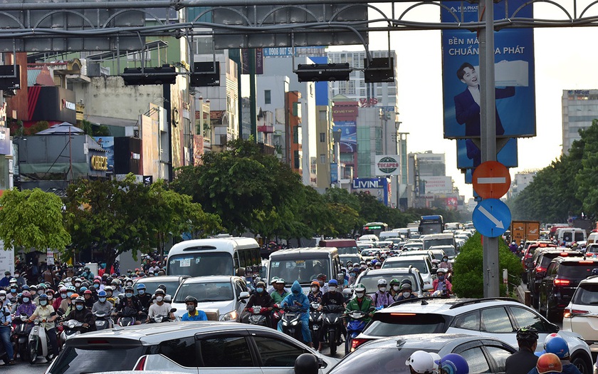 Khi tham gia giao thông trên các tuyến đường, tuân thủ việc cấm đường, người dân chú ý theo hướng dẫn của lực lượng chức năng. Ảnh minh hoạ: IT