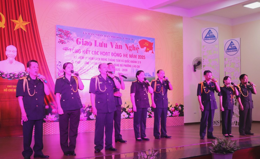 Trao quà tổng kết hè cho học sinh vượt khó vào năm học mới - Ảnh 3.