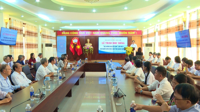 Đà Nẵng: 25 tấm gương được trao học bổng “Học không bao giờ cùng” - Ảnh 1.