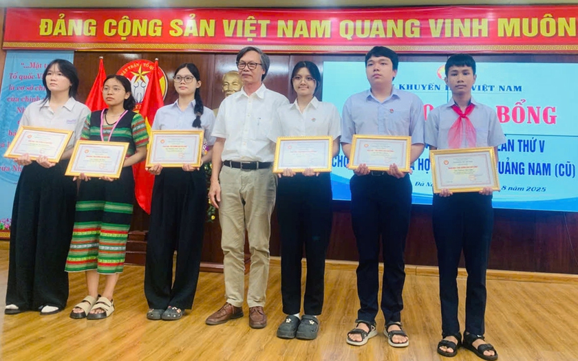 Đà Nẵng: 25 tấm gương được trao học bổng “Học không bao giờ cùng” - Ảnh 4.