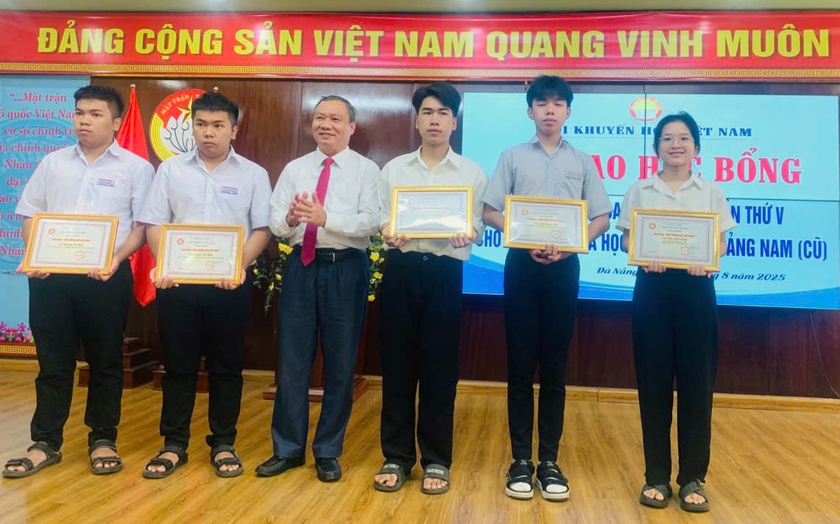 Đà Nẵng: 25 tấm gương được trao học bổng “Học không bao giờ cùng” - Ảnh 3.
