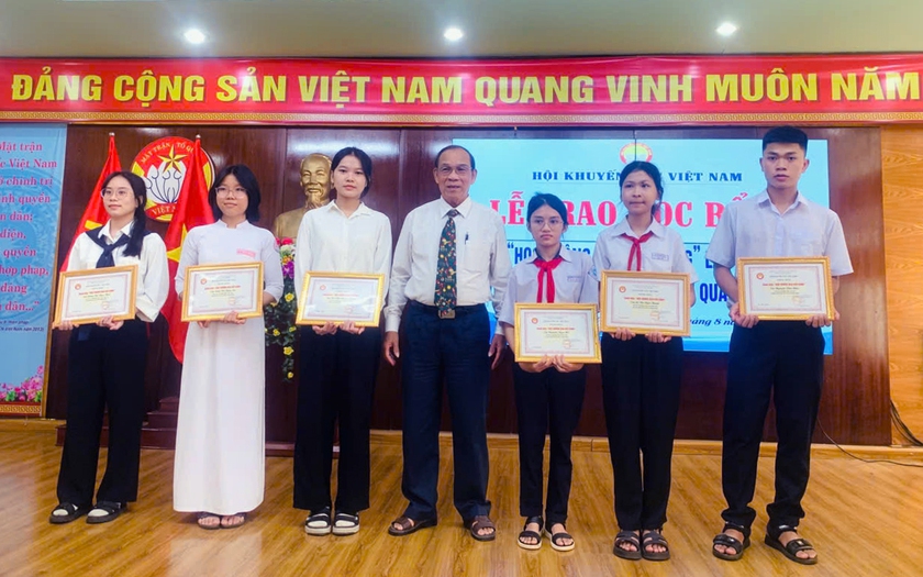 Đà Nẵng: 25 tấm gương được trao học bổng “Học không bao giờ cùng” - Ảnh 2.