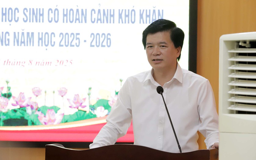Hội Khuyến học Nghệ An tiếp nhận hàng trăm phần quà của Câu lạc bộ nhà báo xứ Nghệ - Ảnh 4.