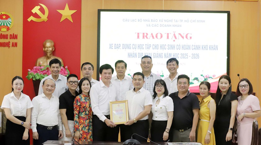 Hội Khuyến học Nghệ An tiếp nhận hàng trăm phần quà của Câu lạc bộ nhà báo xứ Nghệ - Ảnh 7.