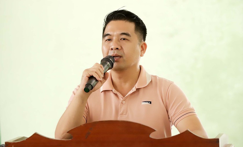 Câu lạc bộ nhà báo xứ Nghệ trao quà học sinh vùng lũ - Ảnh 2.