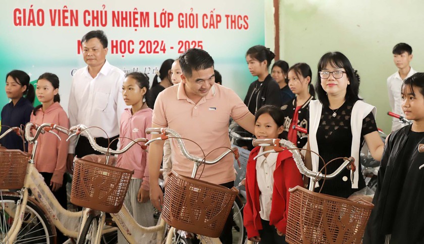 Câu lạc bộ nhà báo xứ Nghệ trao quà học sinh vùng lũ - Ảnh 3.