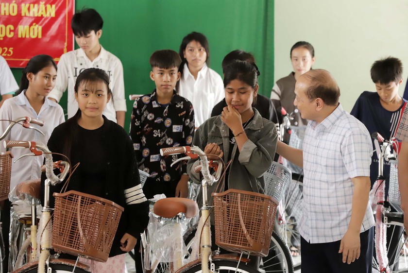 Câu lạc bộ nhà báo xứ Nghệ trao quà học sinh vùng lũ - Ảnh 8.