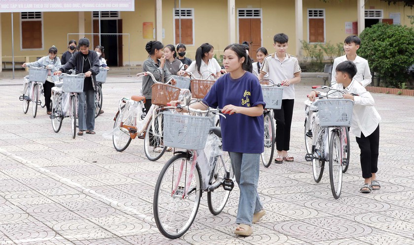 Câu lạc bộ nhà báo xứ Nghệ trao quà học sinh vùng lũ - Ảnh 9.